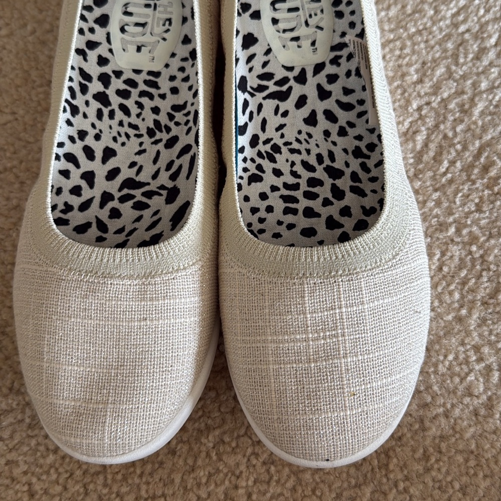 Hey Dude Casual Cream Slip-On Shoes size 9